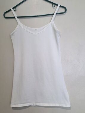 Buckle White V-Neck Spaghetti Strap Camisole Classic Layering Timeless Basic M
